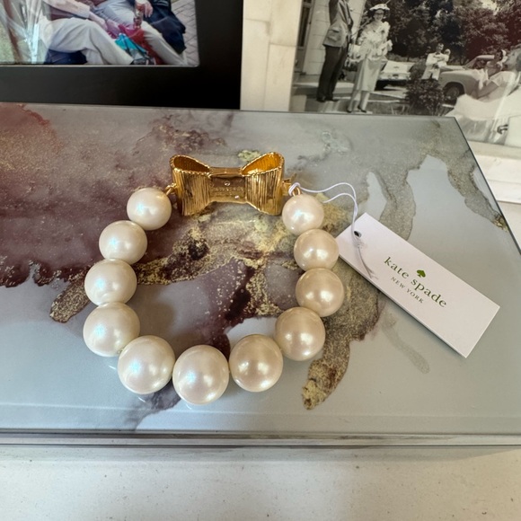 kate spade Pearl & Gold Bow Bracelet!!! - Picture 10 of 10